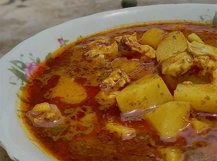 اشکنه گوجه خراسانی با سیب‌زمینی و رب