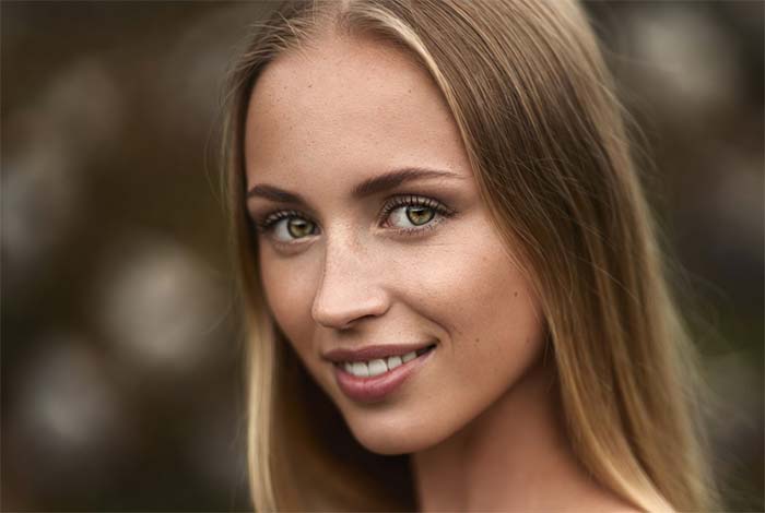 پرتره از زن سوئیسی با موهای بلوند و لبخند با وقار 