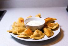 3 طرز تهیه پیراشکی گوشت با سیب زمینی بدون فر