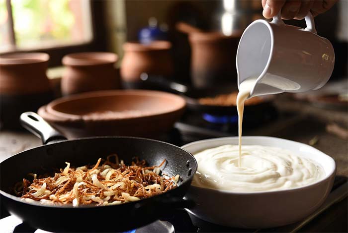 مقدار کمی خامه صبحانه به ماست اضافه می‌شود