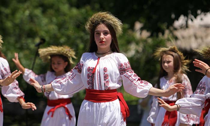 سفر و گردشگری دین مردم رومانی+ نژاد مردم رومانی (و 10 حقیقت جالب)
