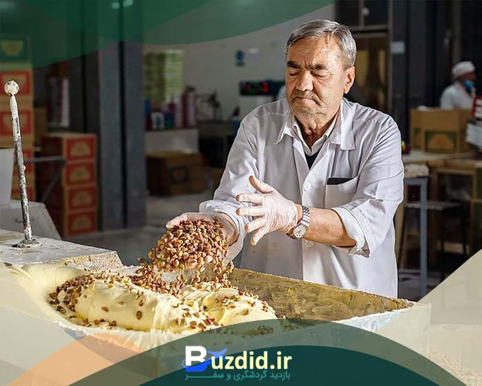در حال آماده کردن گز 