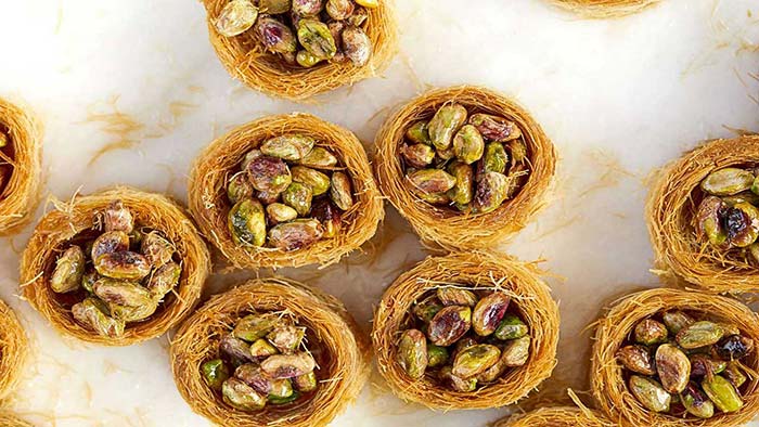 رسپی غذا باقلوا رشتهای با مغز پسته و عطر هل (نسخهٔ مجلسی)