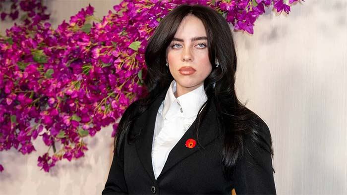 بیلی آیلیش با کت و شلوار  