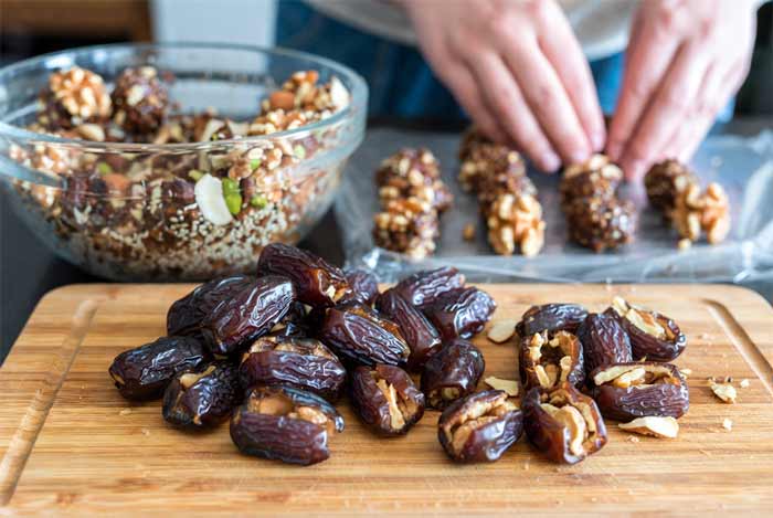 بار انرژی خانگی با خرما و مغزها