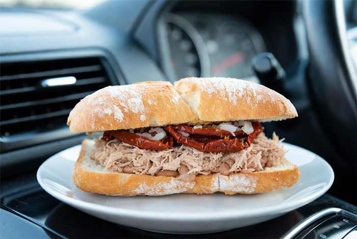 ساندویچ تن ماهی یا کنسرو لوبیا با نان خشک